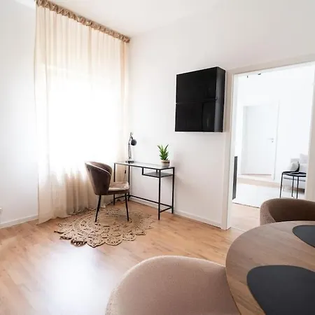 Apartment Naehe Stadtzentrum Mit Wohnzimmer Und Kueche *